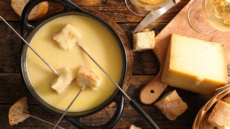 Fondue is a popular swiss dish that is very easy to make at home. Schweizer Fondue: Käsefondue traditionell