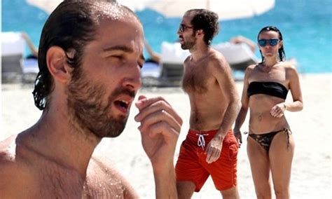 By his side for les vacances a florida ? Daft Punk's Thomas Bangalter hits the beach with wife ...