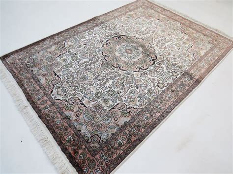 In einem sehr guten gebrauchten zustand, mit gebrauchsspuren, siehe bilder. Kaschmir - Teppich - 180 cm - 120 cm - Catawiki
