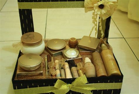 Dan harapannya, pemberian ini bisa digunakan wanita pada saat nya nanti memulai rumah tangga. Filosofi Peningsetan Pada Pernikahan Jawa | Weddingku.com
