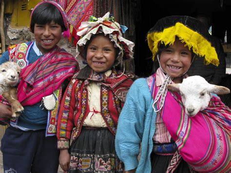 Ibu & 2 anak ini hidup menumpang di teras tetangga. Anak kecil sama kambingnya di Pisac - Ninos con sus cabras ...