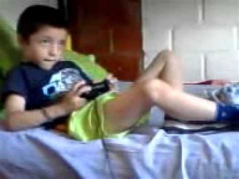 En los últimos años, internet se ha convertido en una herramienta imprescindible. Niño que se desespera jugando Play - YouTube