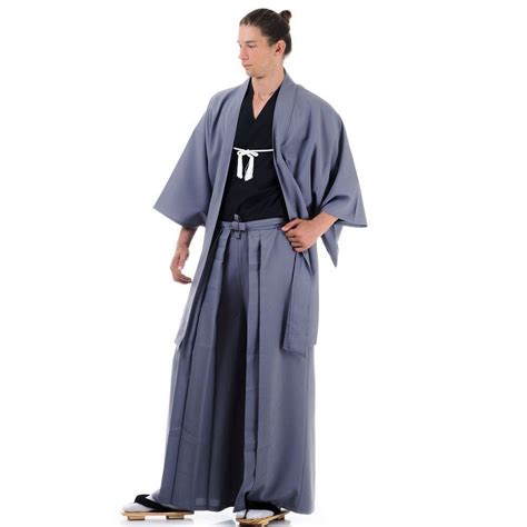 Hakama merupakan pakaian tradisional jepang khas pria yang biasa dipakai di luar kimono. Pakaian Tradisional Jepang Hakama - Baju Adat Tradisional