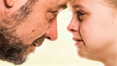 Jake (russell crowe) è un romanziere di successo (vincitore di un pulitzer) rimasto vedovo in seguito a un grave incidente, che si trova a dover crescere da solo. CINEMA - Torna Muccino con 'Padri e figlie', la recensione ...