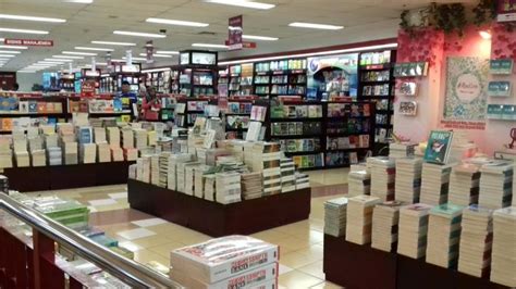 Gramedia melalui eversac bersama dengan komunitas 1000 guru menggagas program kolaborasi bertajuk mari berbagi dengan evershare. Ini 10 Buku Terlaris di Toko Buku Gramedia Solo - Tribun Solo