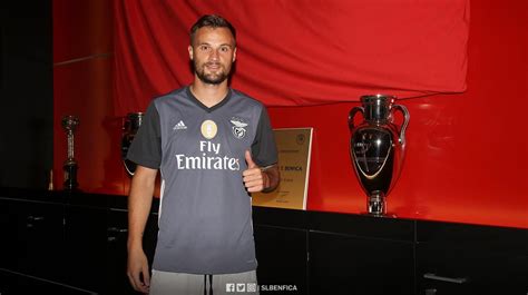 Haris seferović is a swiss professional footballer who plays for portuguese club benfica and the switzerland national team as a striker. OFICIAL: Haris Seferovic assina por cinco anos com o Benfica