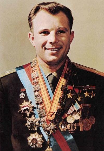 Gagarin was a soviet/russian cosmonaut, air force pilot, and parachutist who at age 27 became the first man in history to go into space and orbit the earth. Yuri Gagarin - Desciclopédia