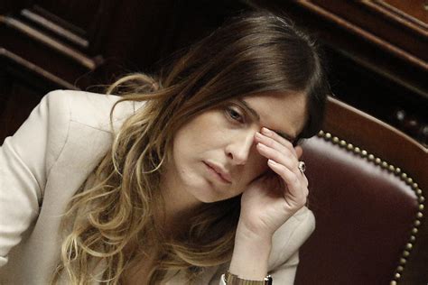 La bc sumele care se iau in considerare spre analiza sunt cele cu valoare peste 10 ron (sau echivalent in valuta), la crb orice suma care trece de 30 zile este restanta. I silenzi di casa Boschi sulla "banca di famiglia ...