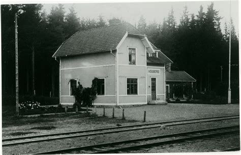 Check spelling or type a new query. Högberg station anlades 1910. Envånings stationshus i trä ...