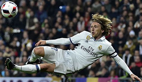 Modric vẫn được hlv zidane trọng dụng dù đã bước sang tuổi 35. Real Madrid: Luka Modric bekommt Trikotnummer von James ...