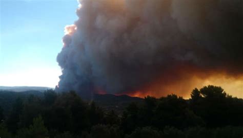 Τουλάχιστον 150 σπίτια έχουν καεί μέχρι στιγμής. Φωτιά Εύβοια: Καίγεται δάσος Natura! Σε ετοιμότητα να ...