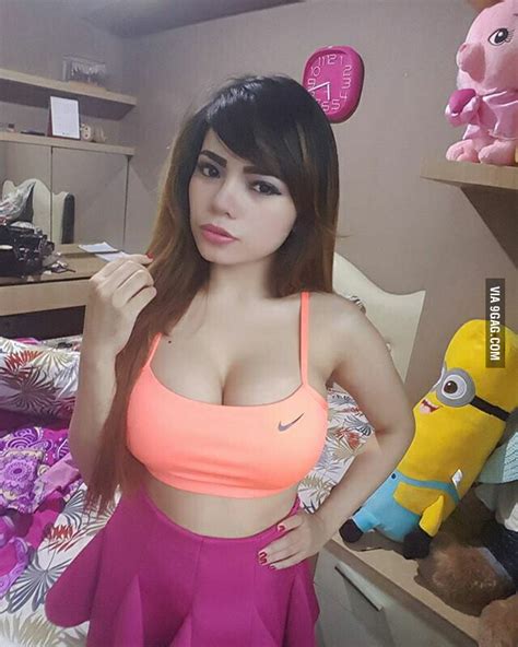 Dinar candy tampil seksi pakai mini dress, celana dalam ngintip jadi perbincangan. Dinar candy - 9GAG