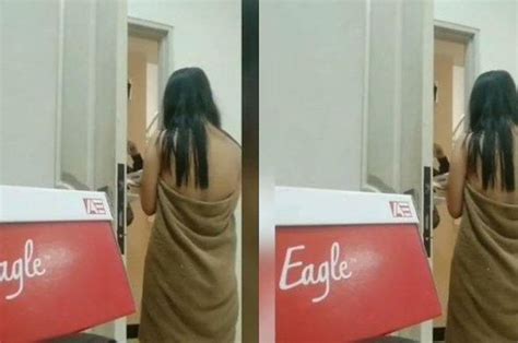 Tweet on twitter share on facebook pinterest. Demi Prank Ojol, Wanita Ini Sengaja Hanya Pakai Handuk ...