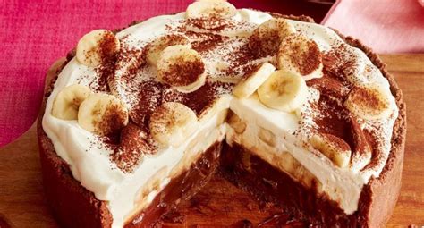 Den kuchen nach dem backen abdampfen lassen und auf ein kuchengitter stürzen. Bananen-Karamell-Schoko-Kuchen - oromasy