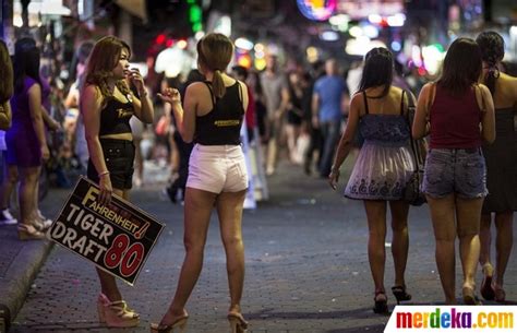 Berbeda dengan pasar apung pada umumnya di thailand, amphawa floating market tidaklah buka dari pagi. Foto : Geliat kehidupan malam di red light district ...