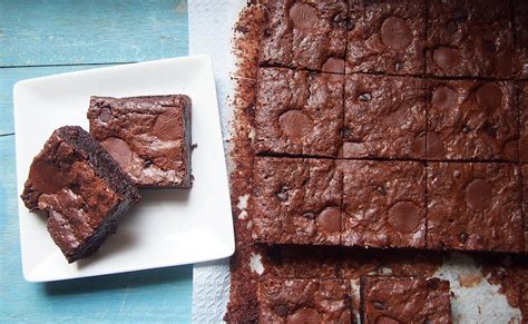 I like moist, fudgy, gooey, chocolaty, rich and ya the sinful list goes on. Resepi Brownies Moist / Semisweet chips definitely give a ...