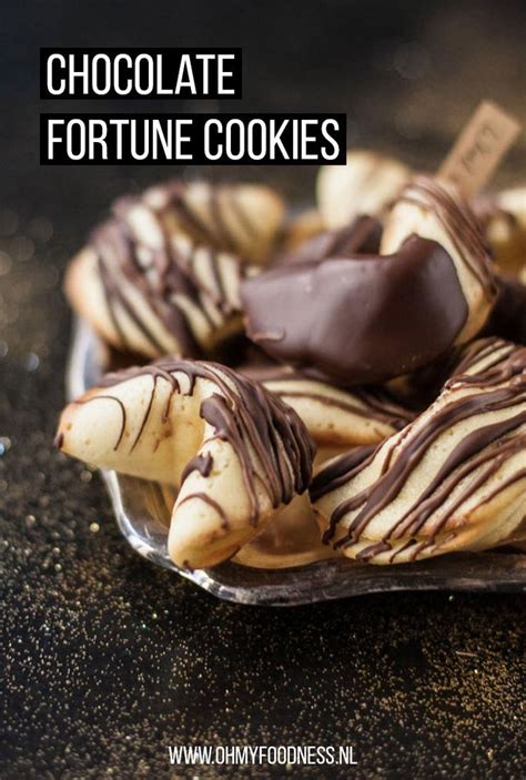 Fortune kurabiye genellikle un, şeker, yumurta akı ve yağ içerir. Chocolate Fortune Cookies - OhMyFoodness | Recept ...