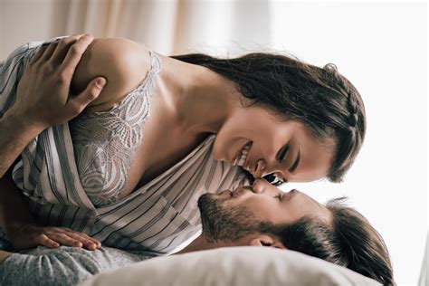 Couples having passionate lovemaking (92.651 resultados). お嫁さん候補NO.1!男が「ただ隣にいるだけ」で癒される女の特徴4つ — 文・塚田牧夫 | ananweb ...