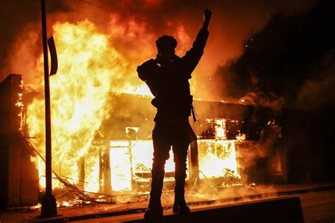 Democrats support for riots backfired as locals are furious over destruction, trump takes lead in wi. INFO-VIDEO: Οι δέκα (πρώτες) μέρες που συγκλόνισαν τις ΗΠΑ ...