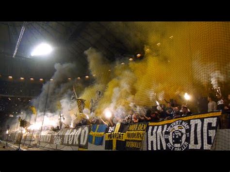 Fint gemensamt intro som klubbarna verkar ha gjort tillsammans där både aik och dif lyfts fram och lagen kommer in samtidigt. AIK-Djurgården 1-0 (2015-08-10) Derby, Pyro - YouTube