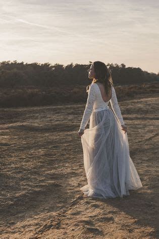 Das hochzeitskleid verleiht der feier einen besonderen glanz und lässt die braut sich speziell fühlen. Boho Brautkleid mit Tüllrock in Grau | Braut, Brautkleid ...