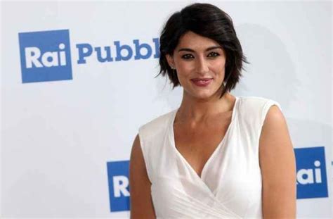 Vediamo se riuscirà a starle vicino come non ha fatto con me. Elisa Isoardi conduce Buono a sapersi | Recitazione ...