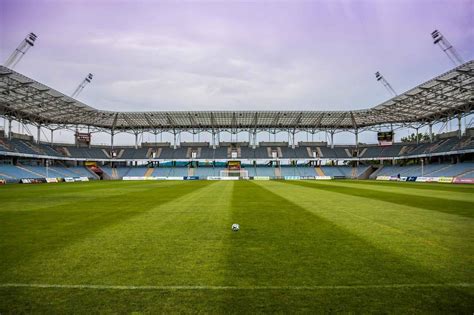 Saiba quais as principais partidas de futebol hoje pelo mundo inteiro. Confira os jogos de futebol ao vivo na TV hoje, quinta ...