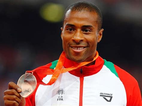 ↑ nelson evora recovers from a stress fracture and skips indoor season (англ.), сайт чемпионата европы по лёгкой атлетике 2010 года (december 22, 2009). Biografia de Nelson Évora :: Tiro de Partida