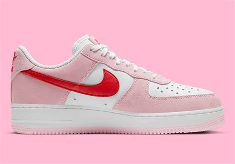 Ses équipes créatives nous ont notamment réservé une superbe version de la mythique air force 1 de 1982. Release Date: Nike Air Force 1 Low "Love Letter" | YOMZANSI