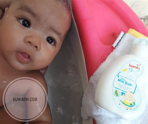 Bayi yang usianya di bawah satu tahun tidak dianjurkan untuk mandi lebih dari 10 menit, sebab dapat. Tips Memilih Sabun Mandi untuk Kulit Sensitif Si Kecil ...