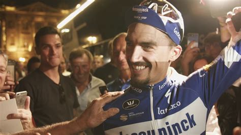 Earlier in the race, two big. Julian Alaphilippe: "The rainbow jersey is my Holy Grail ...