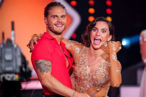 Let's dance på tv4 är ett underhållningsprogram där svenska kändisar kastar sig ut på dansgolvet tillsammans med några av landets bästa tävlingsdansare. Let's Dance 2021: Das sind die Tanzpaare - wer tanzt mit wem?