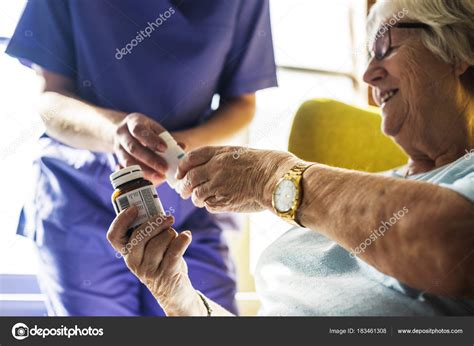 Seniorin Nimmt Medikamente Von Krankenschwester — Stockfoto © Rawpixel ...