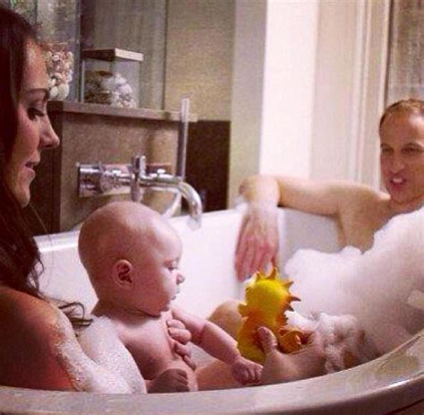 Home • personaggi e gossip • famiglie reali • la famiglia reale inglese diventa un fumetto co… focus on: Kate Middleton, i sosia della Famiglia Reale fanno il ...