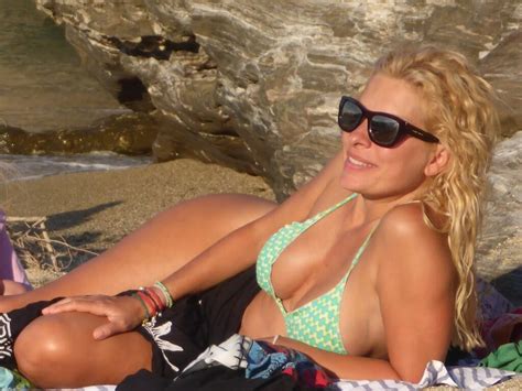 Η ελένη μενεγάκη προσπαθεί να κρατάει καθημερινή επικοινωνία με τους followers της στο instagram. Ελένη Μενεγάκη: Oι σέξι πόζες στη θάλασσα! | Ι LOVE STYLE