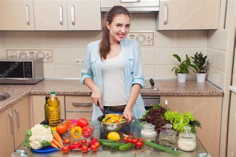 Follaamigos, los mejores anuncios para follar con amigos los encontrarás en mileroticos. Joven mujer cocinando en la cocina. — Fotos de Stock ...