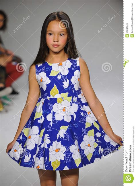 Latitude talent studios | modeling & acting service in new york. NEW YORK, NY - 19 OKTOBER: Een Model Loopt De Baan Tijdens De De Kledingsvoorproef Van Aria ...