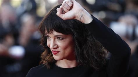 Asia argento walked the runway for antonio grimaldi's spring/summer 2019 collection on monday. Asia Argento: "Jimmy Bennett saltó sobre mí, sin ponerse ...