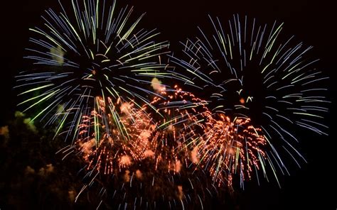 Les bougies et bougeoirsbougies et bougeoirs, pour anniversaires, fêtes et évènements. Grand feu d'artifice et Guignol pour fêter le 14 juillet ...