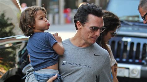 Check spelling or type a new query. Frecher Set-Besuch: Matthew McConaughey bändigt seine Kids ...