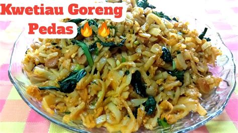 Seblak khas bandung ini berbahan dasar kerupuk mentah yang kemudian sengaja di rendam dengan air panas agar bantat. Resep Kwetiau Goreng Pedas - YouTube