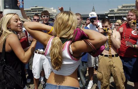 Move with the arrows and punch with 0,1,2 and 3 from the number keyboard. Flash photography. - Gallery: The Most Drunk Horse Racing ...