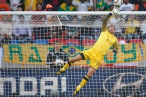 De wijze waarop doelman maarten stekelenburg op het wk van 2010 in de kwartfinale tegen brazilië een schot van kaká uit de kruising tikte, is de mooiste nederlandse keepersredding ooit. Simontikt: Lijstjes van 2010: Mijn favoriete sportmomenten ...