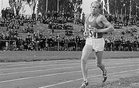 Emil zátopek, český atlet, čtyřnásobný olympijský vítěz a osmnáctinásobný světový rekordman, nejlepší sportovec světa v letech 1949 a 1952 a nejlepší atlet 20. Pro mladé lidi už není Emil Zátopek vzorem - Generace 20