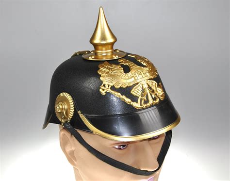 The distinctive spike on the pickelhaube was supposed to function as a blade tip. Pickelhaube, der Helm mit Spitze bei karnevalswierts.com