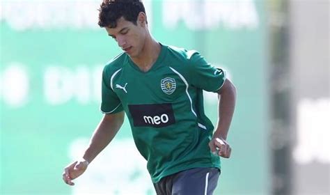 Diogo ferreira salomão is a portuguese professional footballer who plays as a left winger for c.d. JORNALEIRO DESPORTIVO: Sporting contrata Diogo Salomão