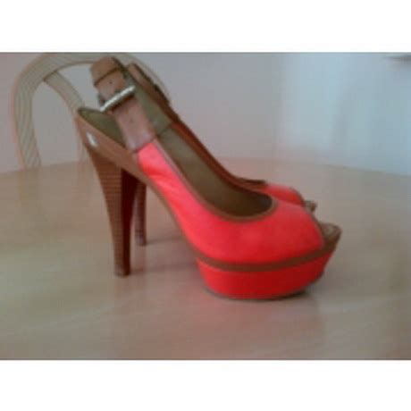 Pour les femmes qui préfèrent le style casual chic, les escarpins à bout ouvert ou à plateforme remplacent parfaitement les mocassins. Escarpin ouvert derriere