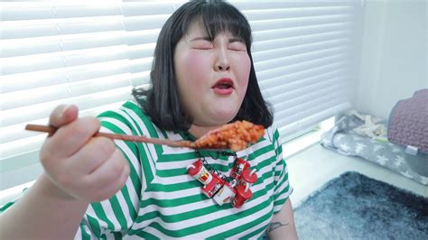 Salah satu youtuber yang biasa membuat konten mukbang adalah yang soobin. Yang Soo Bin) 공기밥 도둑맞음... 역대급 리얼 밥도둑.. - YouTube