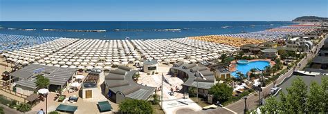 Cattolica ist voll von hotels und hotels für jeden bedarf. Strandservice Hotel Derby Cattolica bei Rimini in Italien