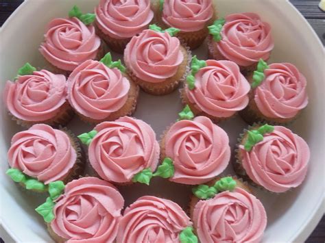 Place the oval cake on your cake plate or cake stand and cover in a thin layer of chocolate buttercream. Brown Sugar Pound Cake Cupcakes With Key Lime Buttercream ...